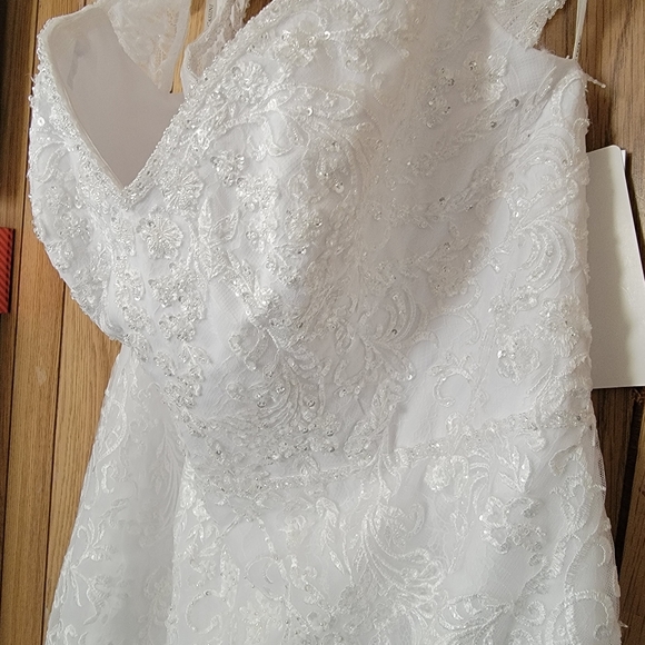 Beautiful wedding dress - Picture 3 of 5